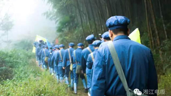 緬懷革命先烈，學(xué)習(xí)革命精神。——湘江電纜井岡山精神學(xué)習(xí)班剪影